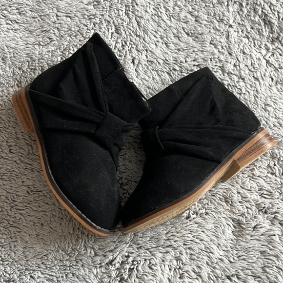 New toddler suede booties - Picture 1 of 3